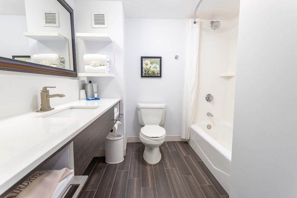 Express - Newark Airport - By Ihg Hotel