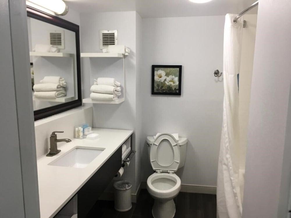 Express - Newark Airport - By Ihg Hotel