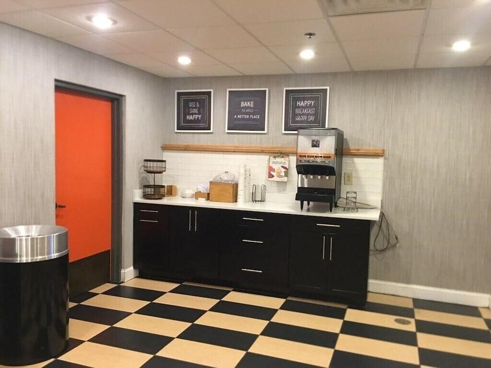 Hotel Express - Newark Airport - By Ihg Elizabeth