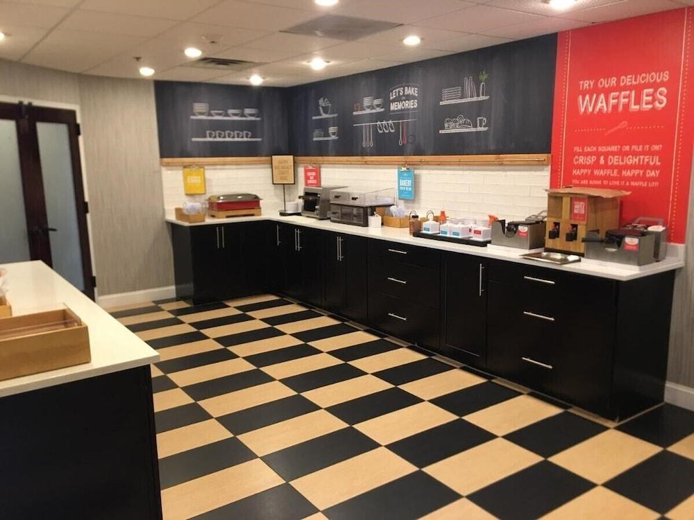 Express - Newark Airport - By Ihg 3*