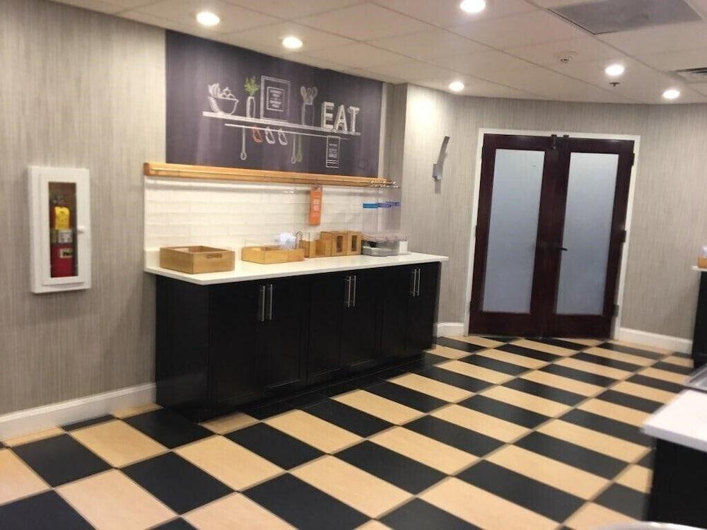 Hotel Express - Newark Airport - By Ihg